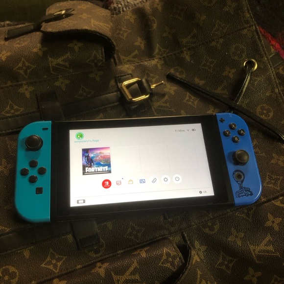Nintendo switch fortnite edition - Picture 1 of 8